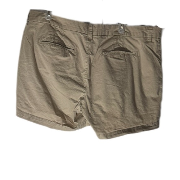 Old Navy Women's Khaki Flat Front Shorts - Picture 2 of 3